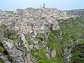Panorama de la ville, avec la Gravina à ses pieds.