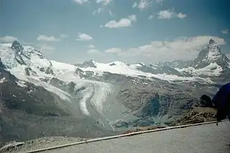 Vue des deux langues du glacier du Théodule entre le Cervin à droite et le Breithorn à gauche depuis le terminus du chemin de fer du Gornergrat au  nord-est.