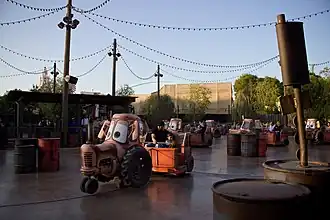 Les véhicules utilisés pour l'attraction prennent la forme de tracteurs.