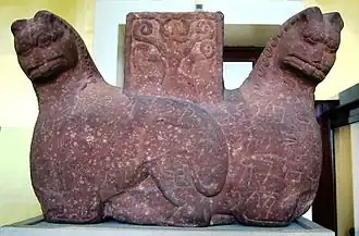 Le chapiteau du lion Mathura&nbsp;(en) avec une palmette à flammes centrale, Ier&nbsp;siècle&nbsp;av. J.-C.