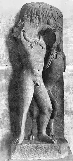 L' Héraclès de Mathura, statue d'Héraclès étranglant le lion de Némée découvert à Mathura. Pour une photographie récente, voir . Début du IIe siècle de notre ère.