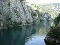 Falaises plongeant dans l'eau.