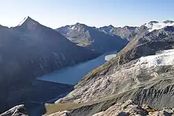 Vue sur le barrage de Mattmark et sa retenue d'eau (orientation sud).