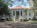 L'actuel musée et bureau du procureur à Wailuku est construit en tant que tribunal en 1907 dans le style Beaux-Arts.