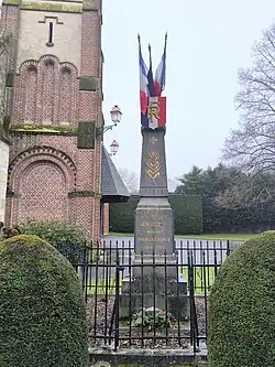 Le monument aux morts, devant l'église.