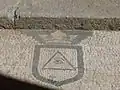 Blason sur le parvis de l'église