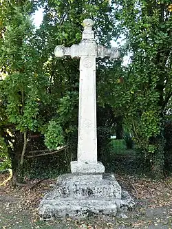 La croix située face au portail de l'église.