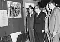 Maurice Ardouin à Rome en 1965, devant une de ses toiles. En costume sombre, le maire, Amerigo Petrucci