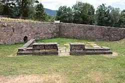photo d'ensemble des vestiges de l'autel