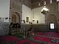 Vue de l'intérieur du mausolée. La fenêtre en arrière-plan donne sur le cimetière attenant à la zaouïa