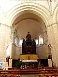 Chœur et maître-autel.