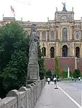 Statue d'Athéna ; à l'arrière-plan le Maximilianeum