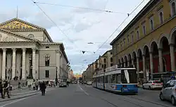 Le palais Toerring-Jettenbach à Munich (à droite, en face de l'opéra).