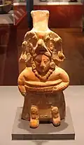 Le joug et les genouillères permettent d'identifier la représentation d'un joueur de balle. Cette céramique fonctionne aussi comme sifflet (600-900).