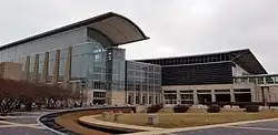 L'un des bâtiments du Centre McCormick de Chicago, Illinois en cours de conversion en un hôpital provisoire de 3000 lits