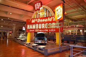 Enseigne McDonald's (musée McDonald's, années 1950)