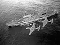 Quatre chasseurs F2H Banshee en vol au-dessus du Bonaventure