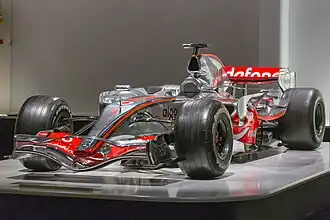 La McLaren MP4-22 de 2007 avec le no 1 de champion du monde en titre.