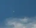 La comète McNaught en plein jour, lorsqu'elle était visible à l'œil nu. Prise le 13 janvier à 14 h 0 UTC à Gais, en Suisse.