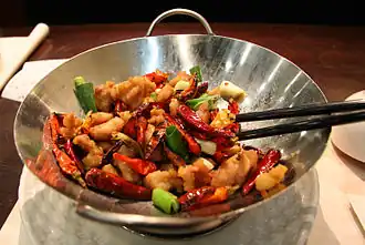 Un plat servi dans un wok (Hong Kong)
