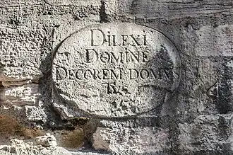 Médaillon portant l’inscription DILEXI DOMINE DECOREM DOMUS TUAE (Seigneur, j’ai aimé la beauté de ta maison), première partie du verset 8 du Psaume 26 de David