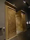 Porte édifiée sous Ptolémée&nbsp;IV. Face tournée vers l'extérieur du temple.