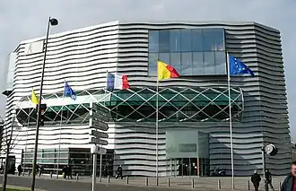 La médiathèquevue depuis la place Gambetta.