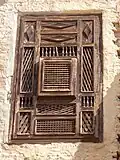 Plaque de bois avec de fins interstices.