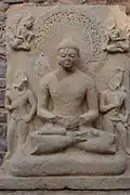 Buddha en méditation. Grand stūpa, torana ouest : galerie basse. Époque Gupta, Ve siècle