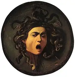 Masque de Méduse, la bouche grande ouverte, la tête pleine de serpents entrelacés