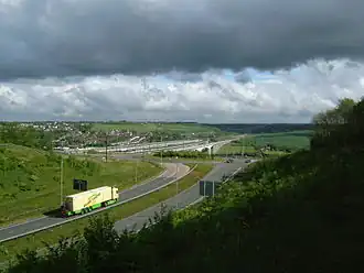 La M2 avec la High Speed 1 en arrière-plan.