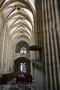 Intérieur de la cathédrale avec la chaire
