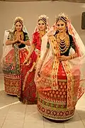 Femmes Meitei en costume traditionnel de mariage.