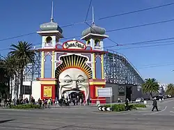 L'entrée du parc, les montagnes russes passent en hauteur.