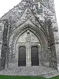 Portail occidental de la chapelle de la Trinité.