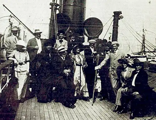 Photo de presse d'un groupe à bord d'un bateau.
