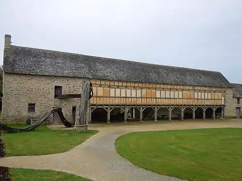 Le grenier à pans de bois datant du début du XVIIe&nbsp;siècle.
