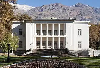 Vue du Palais Blanc de l'extérieur avec le mont Tochal au fond.