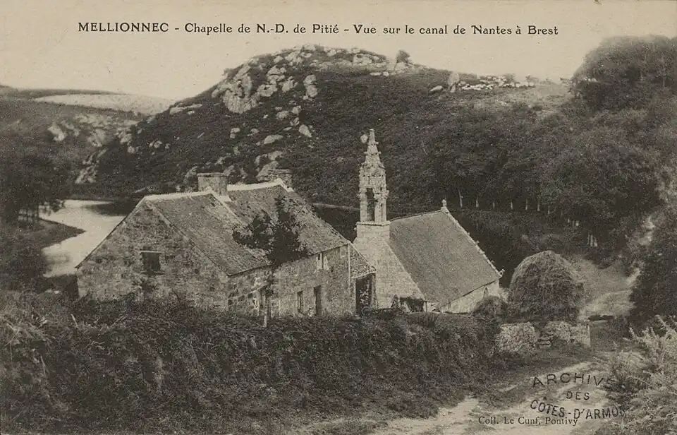 La chapelle Notre-Dame de Pitié et le canal de Nantes à Brest au début du XXe siècle.