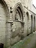 Façade occidentale, partie basse et ancien portail.