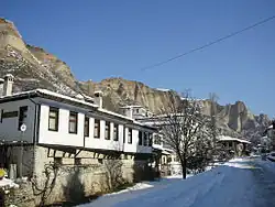 Une maison à Melnik en hiver.