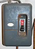 Boite à fusibles d'habitation avec disjoncteur central en 1957 en Angleterre.