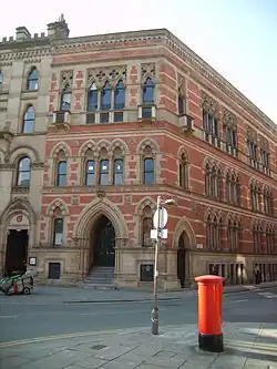 Memorial Hall&nbsp;(en) à Manchester en Angleterre (1866).