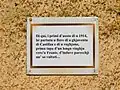 Panneau historique sur la façade de la gare.