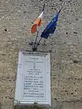 Mémorial sur le pignon de la mairie.