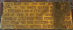 Une plaque dorée portant une inscription en lettres capitales signalant que les dépouilles des rois « Ethelbald et Ethelbert » ont été enterrées à proximité