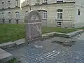 Un mémorial marquant le lieu de sépulture des Juifs assassinés dans l'ancien camp