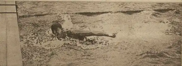 Photographie noir et blanc : un homme dans l'eau touche le mur