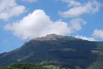 Vue de la chapelle de la Trinité depuis Ituren (Navarre).