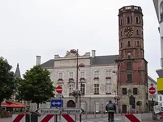L'hôtel de ville de Menin et son beffroi.